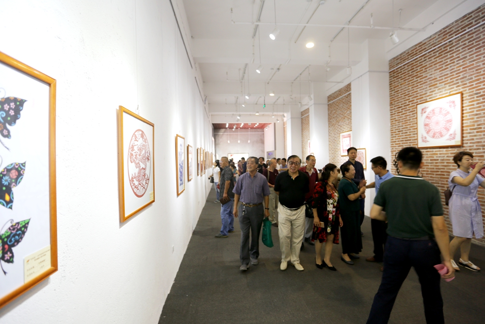 “紅色記憶”剪紙展亮相星工坊·中國(guó)工業(yè)藝術(shù)館