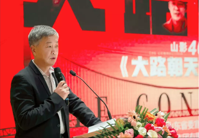 開(kāi)啟一封寫給時(shí)代的情書(shū) 電影《大路朝天》山東首映禮舉行 開(kāi)啟一封寫給時(shí)代的情書(shū) 電影《大路朝天》山東首映禮舉行