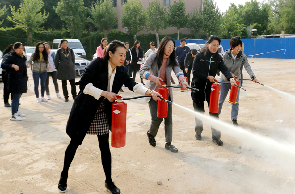 集團(tuán)工會組織消防知識培訓(xùn)和逃生安全演練活動 集團(tuán)工會組織消防知識培訓(xùn)和逃生安全演練活動