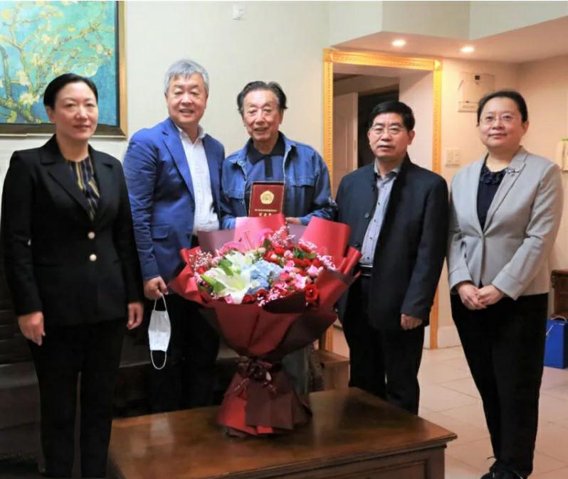 山影集團(tuán)領(lǐng)導(dǎo)向抗美援朝老戰(zhàn)士、老同志頒發(fā)紀(jì)念章