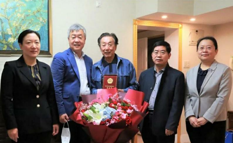 山影集團領(lǐng)導(dǎo)向抗美援朝老戰(zhàn)士、老同志頒發(fā)紀念章