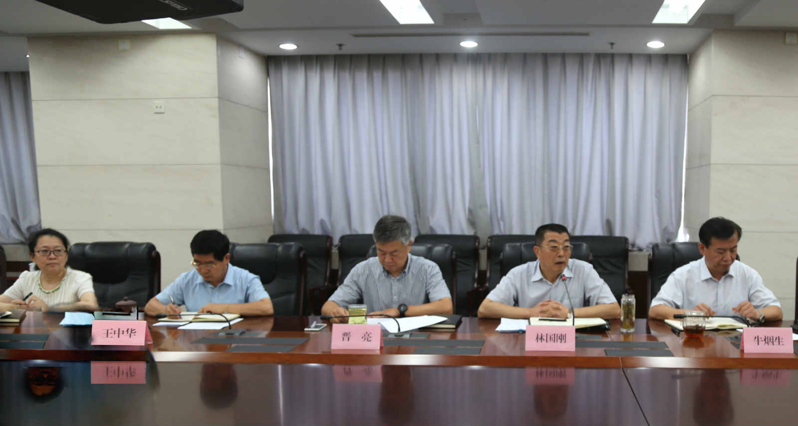 山影集團(tuán)召開2018年上半年工作總結(jié)會(huì)